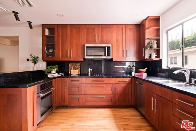 281 S Barrington Avenue C2, Los Angeles, CA 90049