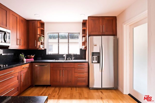 281 S Barrington Avenue C2, Los Angeles, CA 90049