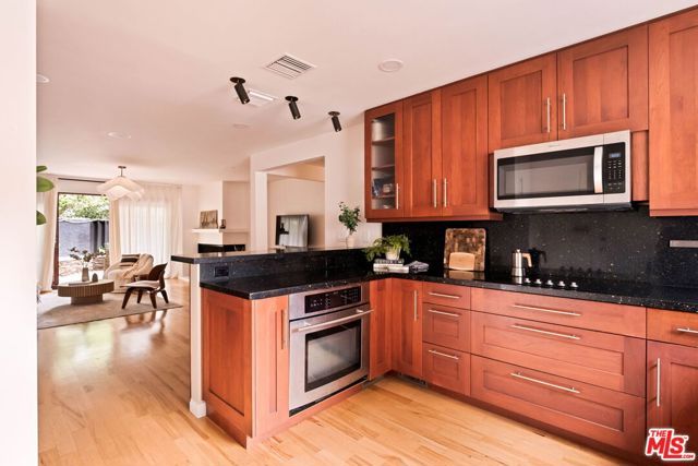 281 S Barrington Avenue C2, Los Angeles, CA 90049