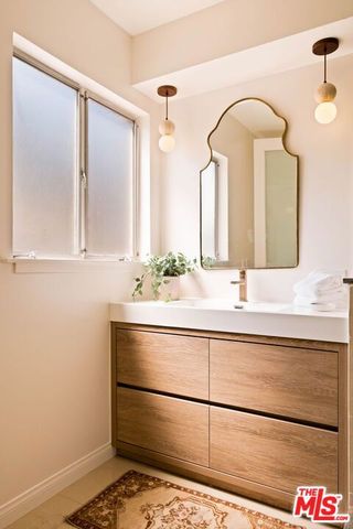 281 S Barrington Avenue C2, Los Angeles, CA 90049