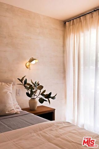 281 S Barrington Avenue C2, Los Angeles, CA 90049