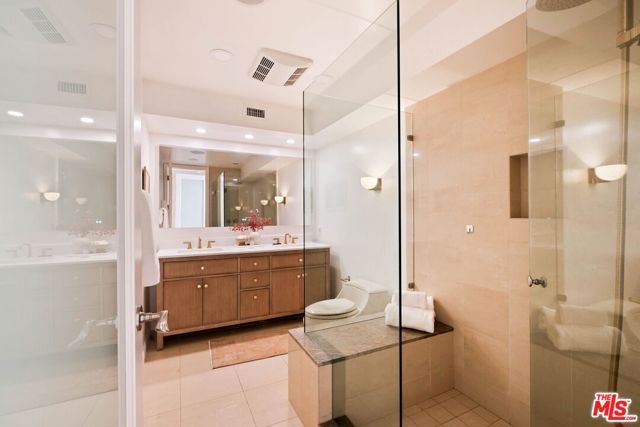 281 S Barrington Avenue C2, Los Angeles, CA 90049