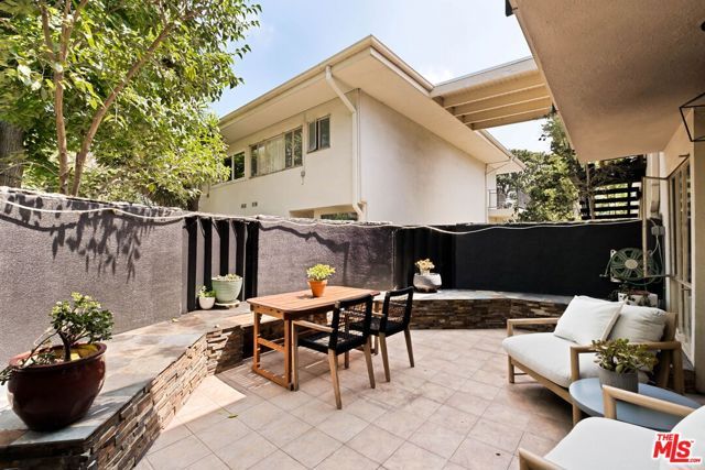 281 S Barrington Avenue C2, Los Angeles, CA 90049