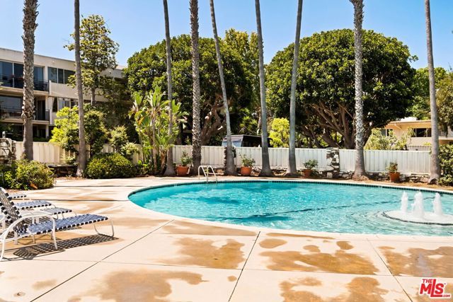 281 S Barrington Avenue C2, Los Angeles, CA 90049
