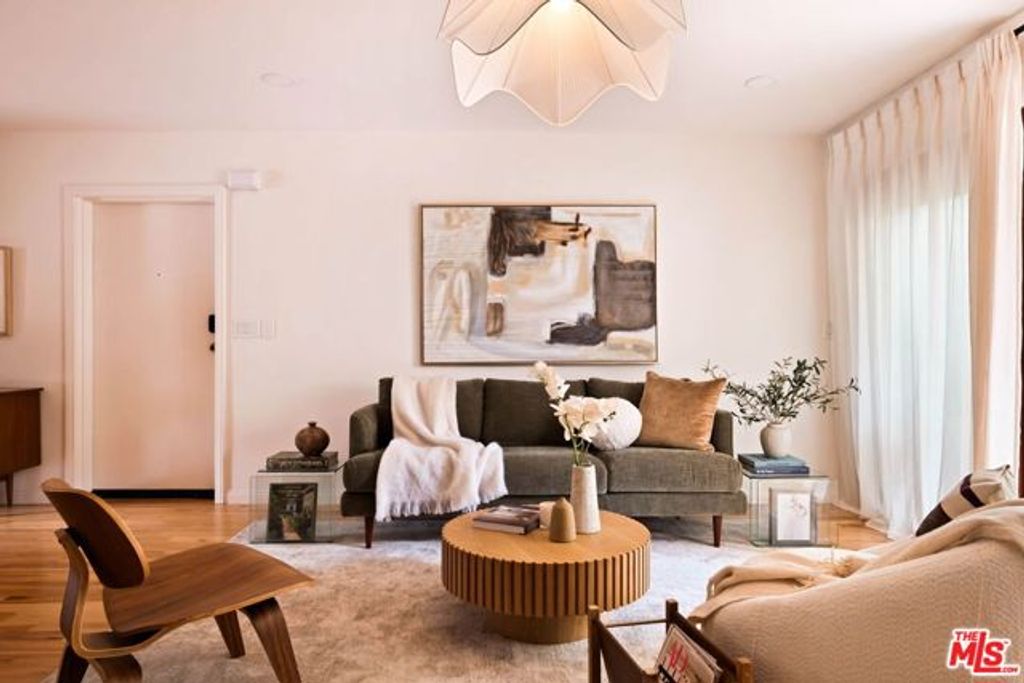 281 S Barrington Avenue C2, Los Angeles, CA 90049