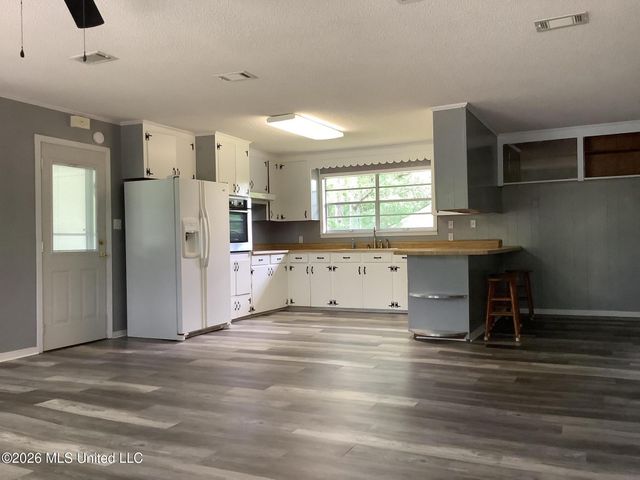 9724 Hwy 613, Moss Point, MS 39562