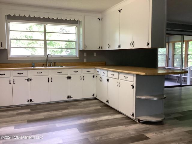 9724 Hwy 613, Moss Point, MS 39562