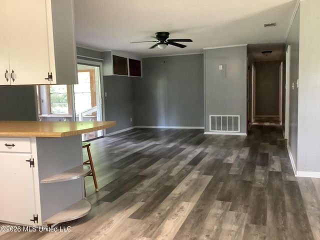 9724 Hwy 613, Moss Point, MS 39562
