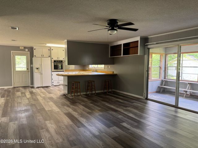 9724 Hwy 613, Moss Point, MS 39562