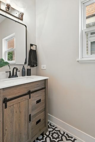 4055 S Ellis Avenue, Chicago, IL 60653