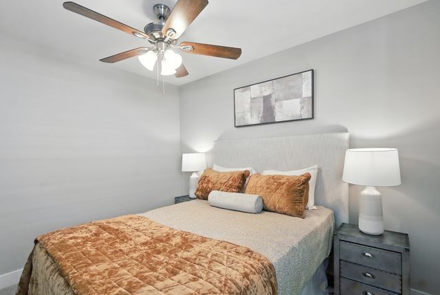 4055 S Ellis Avenue, Chicago, IL 60653