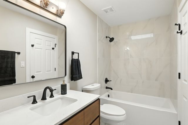 4055 S Ellis Avenue, Chicago, IL 60653