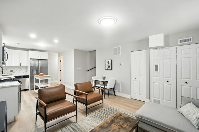 4055 S Ellis Avenue, Chicago, IL 60653