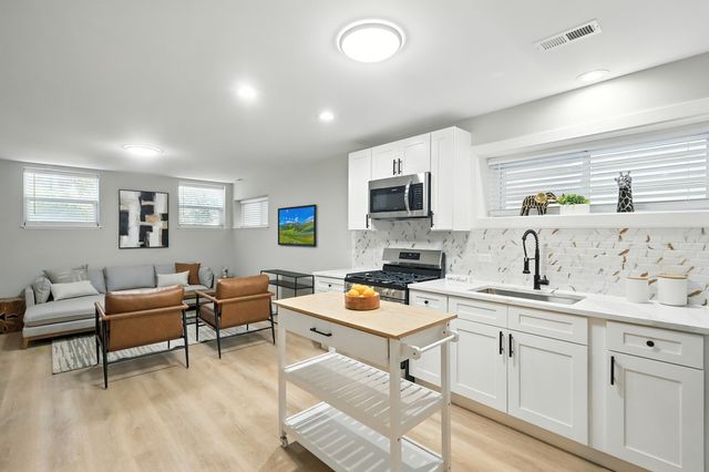 4055 S Ellis Avenue, Chicago, IL 60653