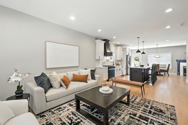 4055 S Ellis Avenue, Chicago, IL 60653