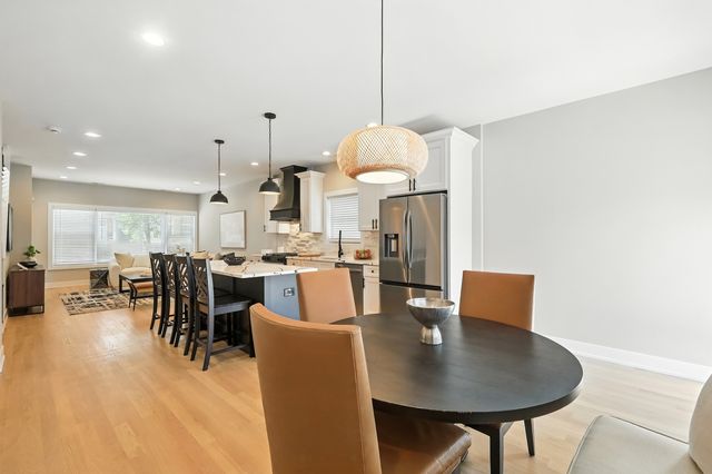 4055 S Ellis Avenue, Chicago, IL 60653