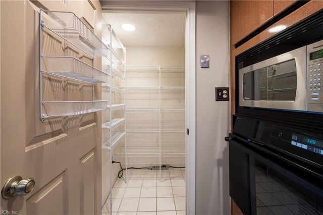 401 College Pl Apt 23, Norfolk, VA 23510