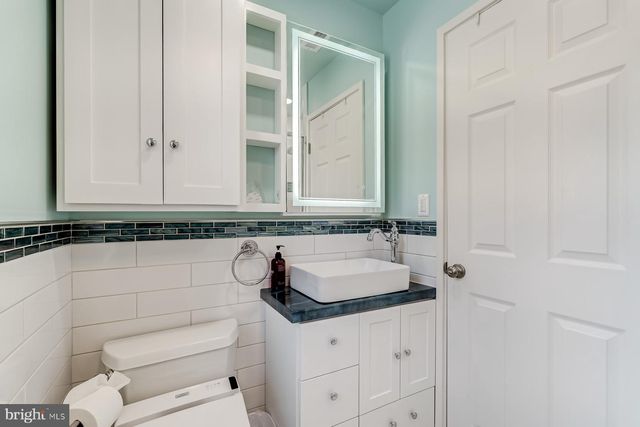 6020 N KINGS HWY N, Alexandria, VA 22303