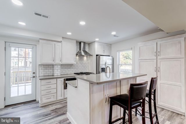 6020 N KINGS HWY N, Alexandria, VA 22303