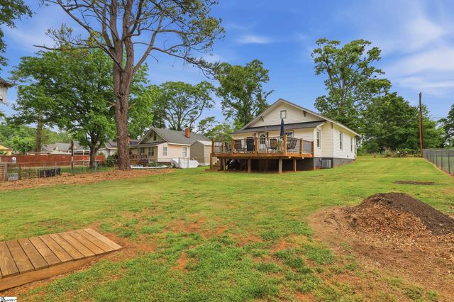 208 Hill Street, Wellford, SC 29385
