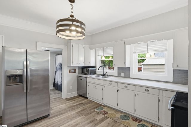 208 Hill Street, Wellford, SC 29385