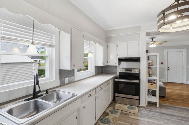 208 Hill Street, Wellford, SC 29385