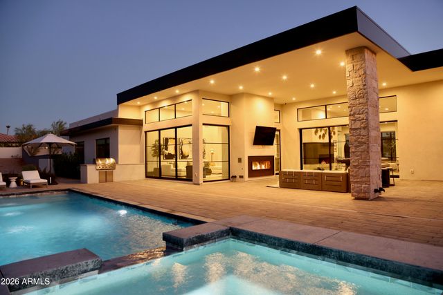 4822 E PALOMINO Road, Phoenix, AZ 85018