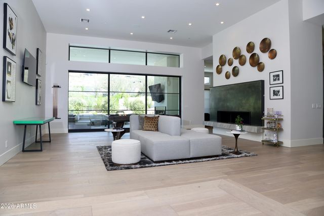 4822 E PALOMINO Road, Phoenix, AZ 85018