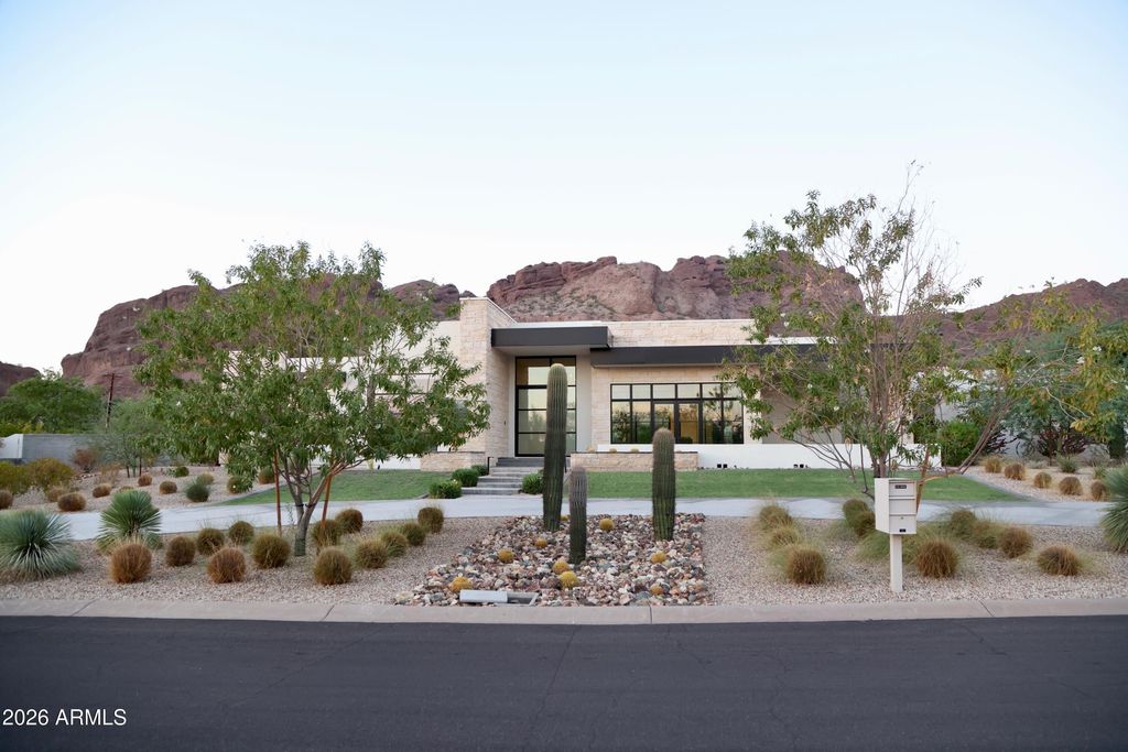 4822 E PALOMINO Road, Phoenix, AZ 85018