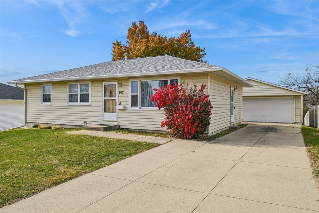 912 29th Street NW, Cedar Rapids, IA 52405