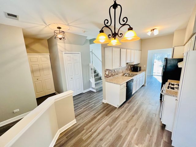 925 Sheridan Circle, Naperville, IL 60563