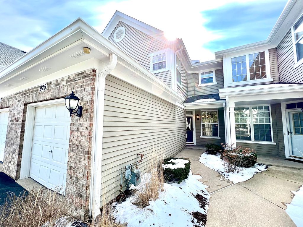 925 Sheridan Circle, Naperville, IL 60563