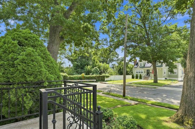 201 E Chester Street, Valley Stream, NY 11580