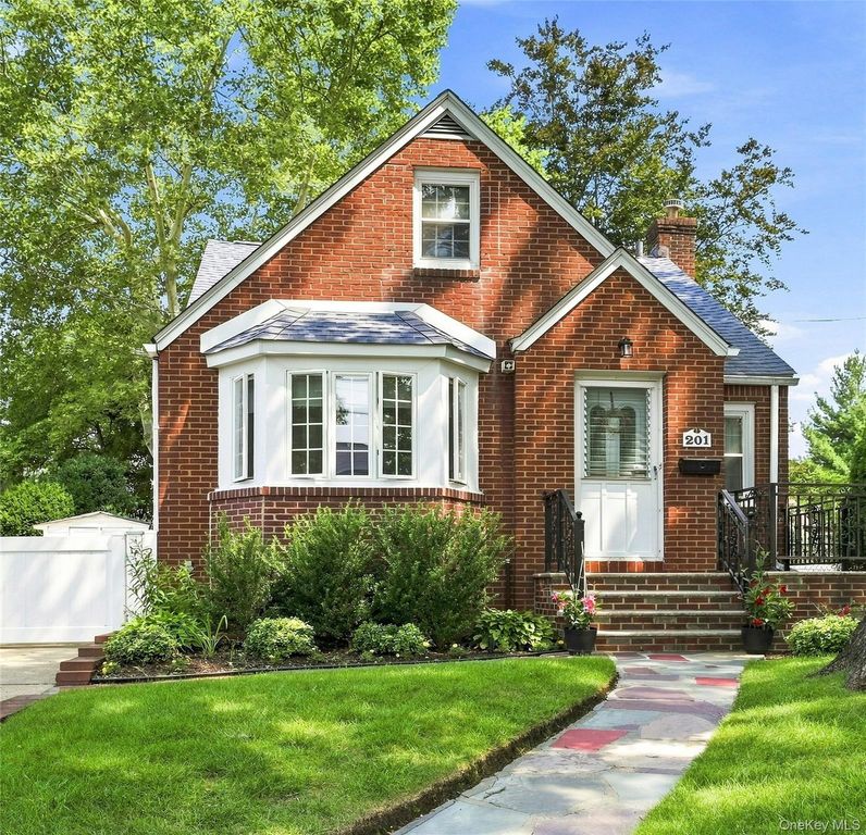 201 E Chester Street, Valley Stream, NY 11580