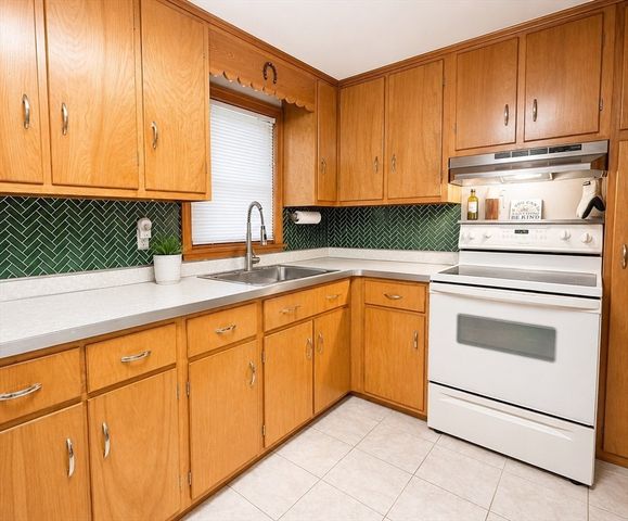 39 Lawnwood St, Springfield, MA 01119