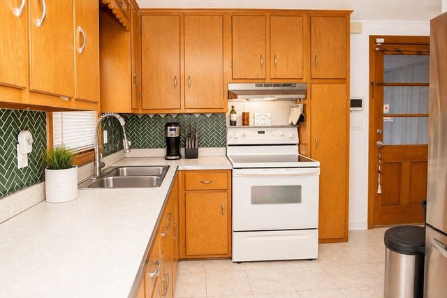 39 Lawnwood St, Springfield, MA 01119