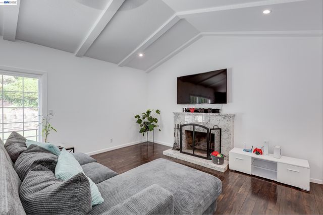 5800 Cold Water Dr, Castro Valley, CA 94552