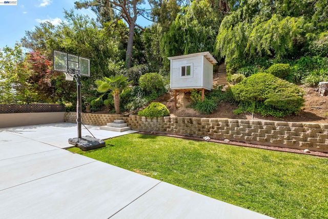 5800 Cold Water Dr, Castro Valley, CA 94552