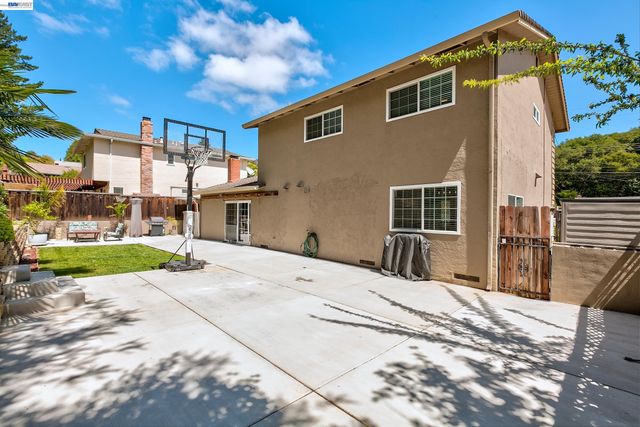 5800 Cold Water Dr, Castro Valley, CA 94552