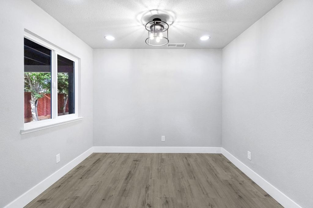 Image 8 of property listing at 4847 N Delbert Avenue, Fresno, CA 93722
