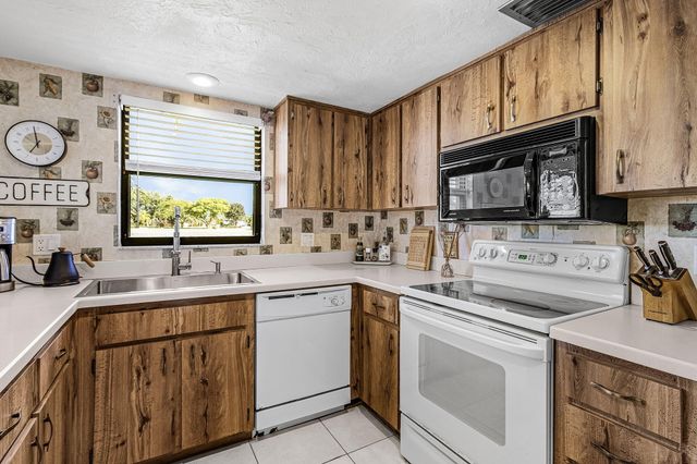 3831 SE 11th Place 101, Cape Coral, FL 33904