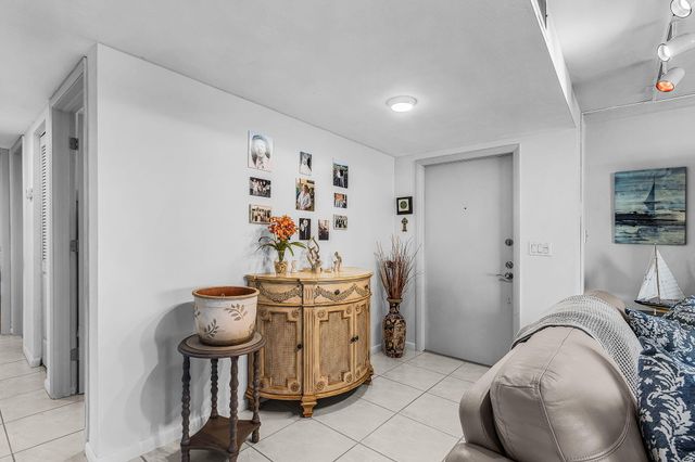 3831 SE 11th Place 101, Cape Coral, FL 33904