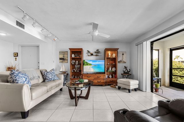 3831 SE 11th Place 101, Cape Coral, FL 33904