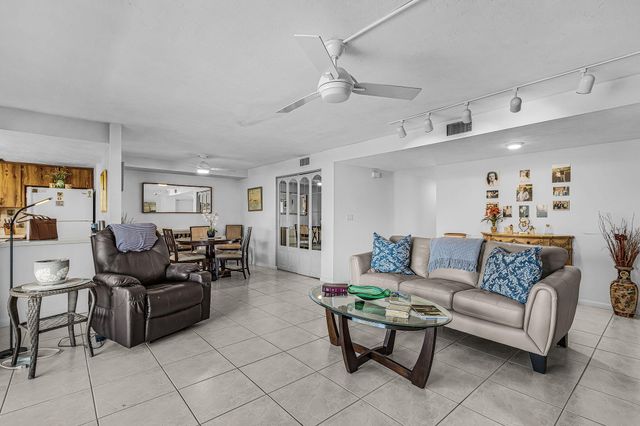 3831 SE 11th Place 101, Cape Coral, FL 33904