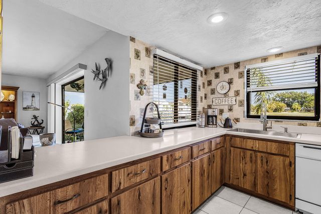 3831 SE 11th Place 101, Cape Coral, FL 33904