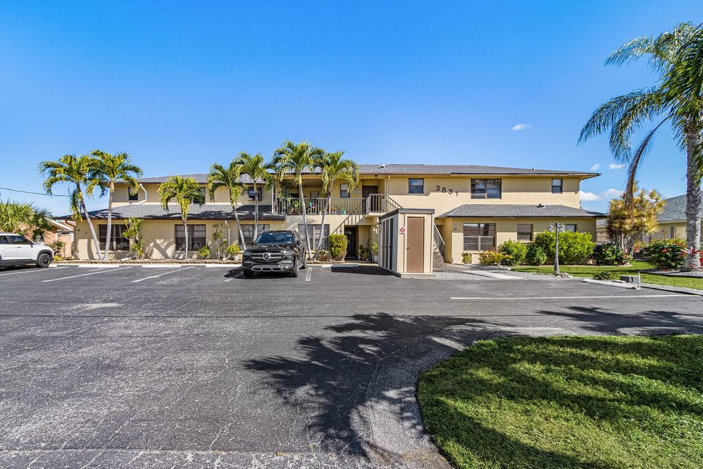 3831 SE 11th Place 101, Cape Coral, FL 33904