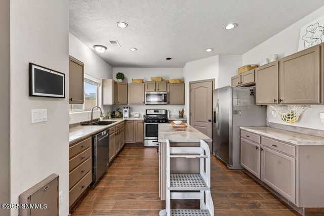 2500 Silver Hawk Avenue, Las Cruces, NM 88011