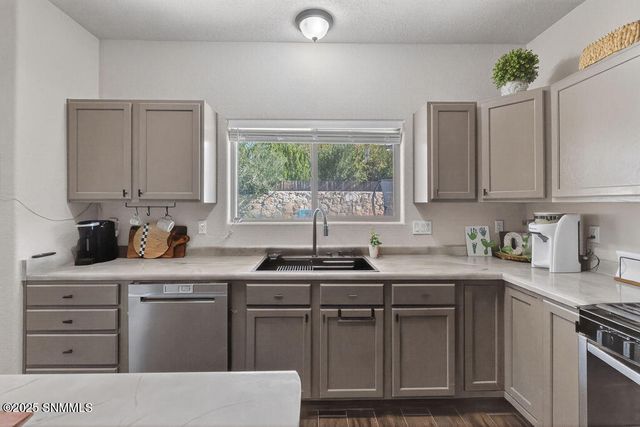 2500 Silver Hawk Avenue, Las Cruces, NM 88011