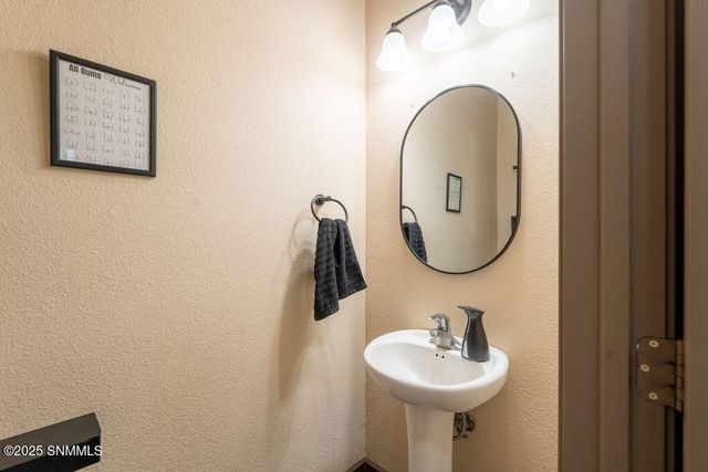 2500 Silver Hawk Avenue, Las Cruces, NM 88011