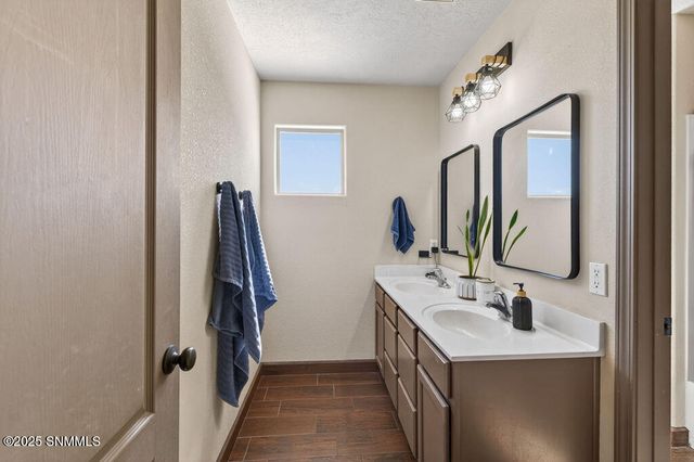 2500 Silver Hawk Avenue, Las Cruces, NM 88011